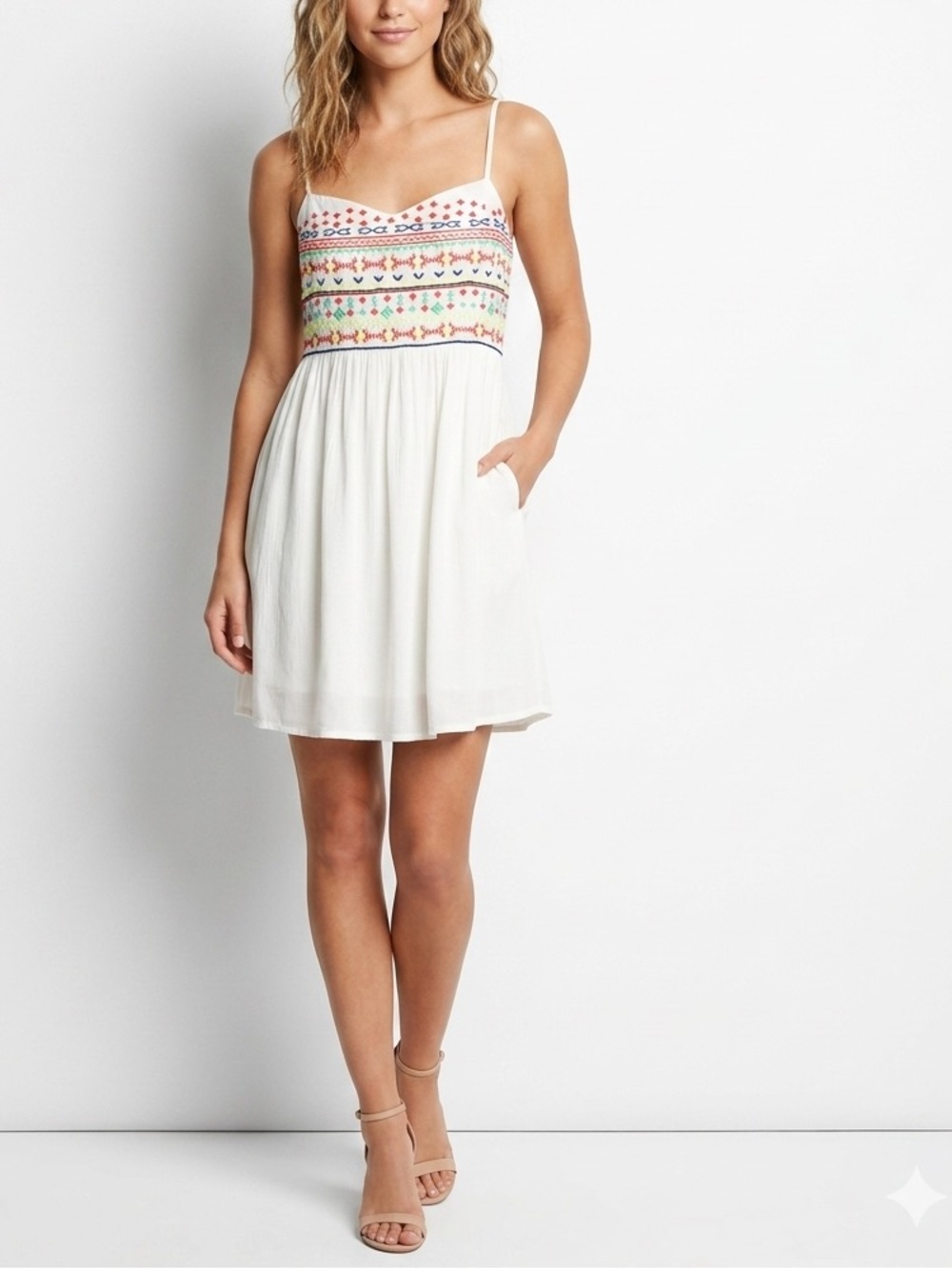 Mudd White Top with Multicolor Embroidered Pattern